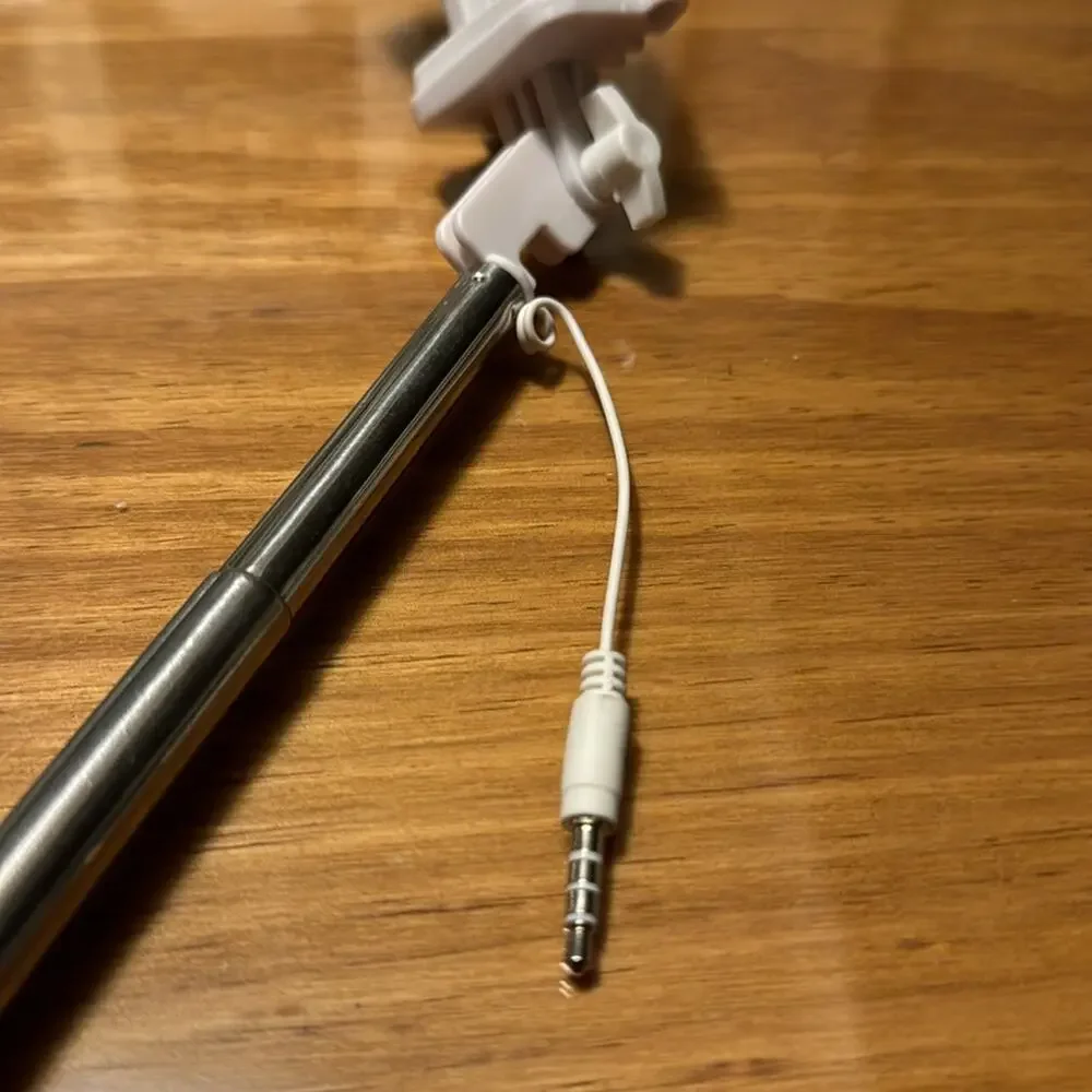 Wired selfie stick‎